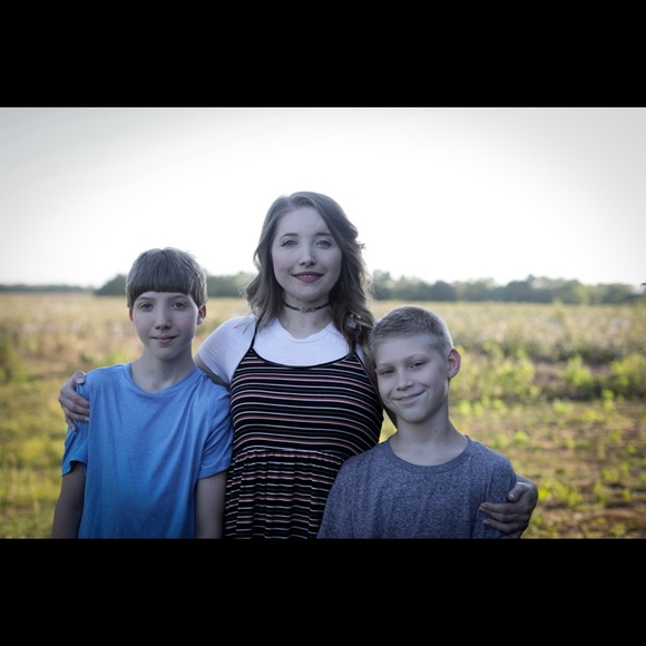 Meet your Posher, Taylor - Picture 3 of 4